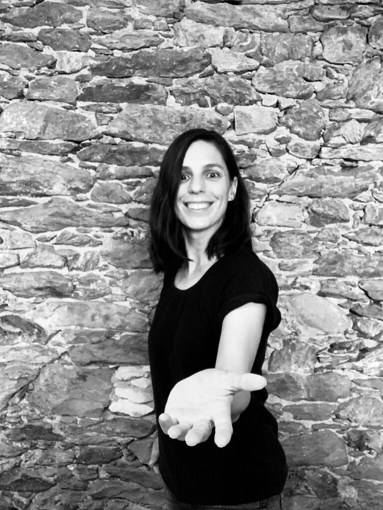 Audrey M, praticienne en hypnose, spécialisée en émotions et créatrice de formations et programmes. La clé pour comprendre les émotions est dans l'inconscient